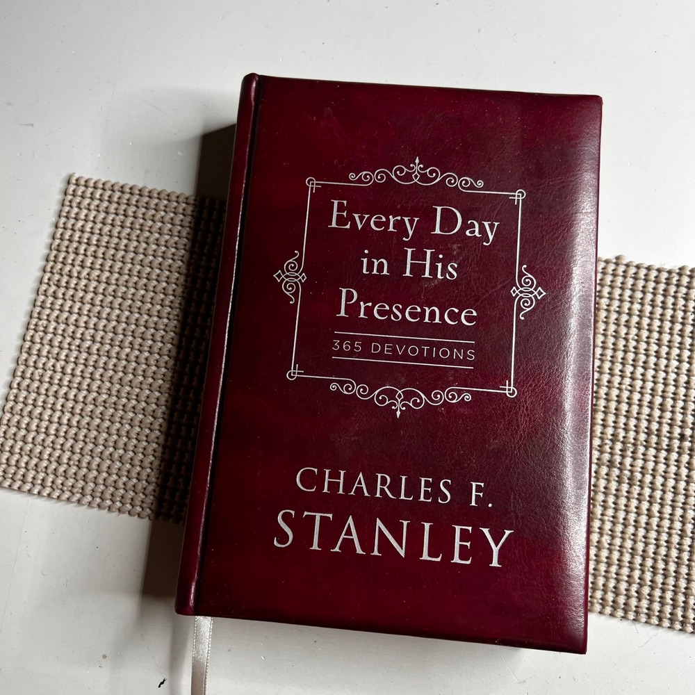 Every Day in His Presence Charles F Stanley 365 Devotions Leathersoft Burgundy